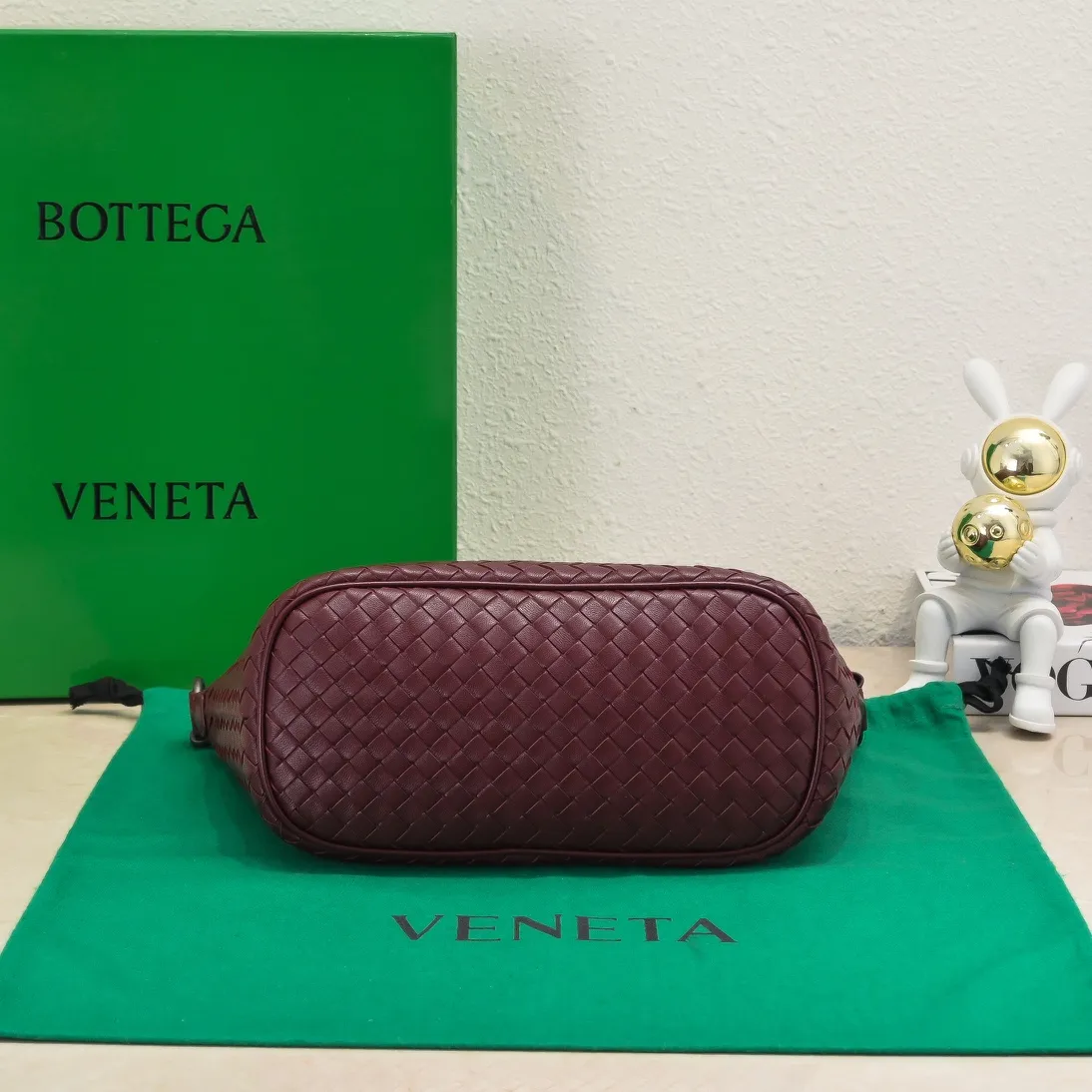 Batch 1260 BV classic women's hand-held shoulder crossbody bag, made of imported sheepskin purely hand-woven, lined with pigskin, equipped with original matte hardware, with long shoulder straps that can be adjusted in length, impeccable workmanship, top-notch craftsmanship, focusing on high-end quality, the first choice for product identification, real-life pictures 👉🏻The color is great👍 Size: 28*18*14 Model: 9843